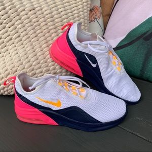 Nike air Max motion 2, new without box